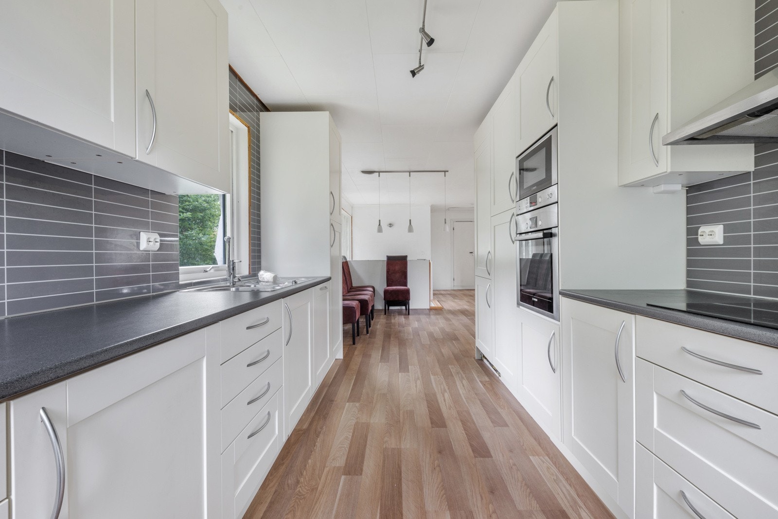 Kjøkken med open løysing mot stova. Galleribilde