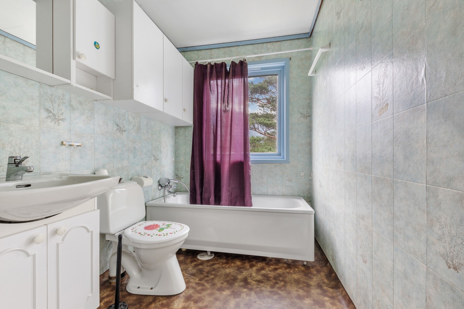 Badet på hovudplan er av eldre standard Galleribilde