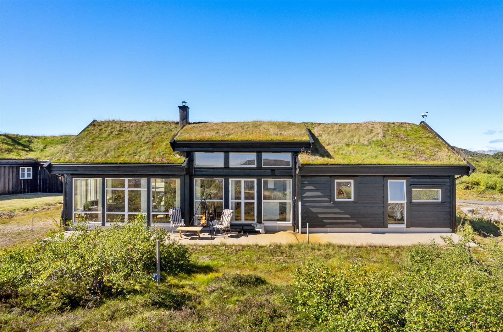 Herfra har du fritt utsyn til fjellheimen og hytteområdet rundt Galleribilde