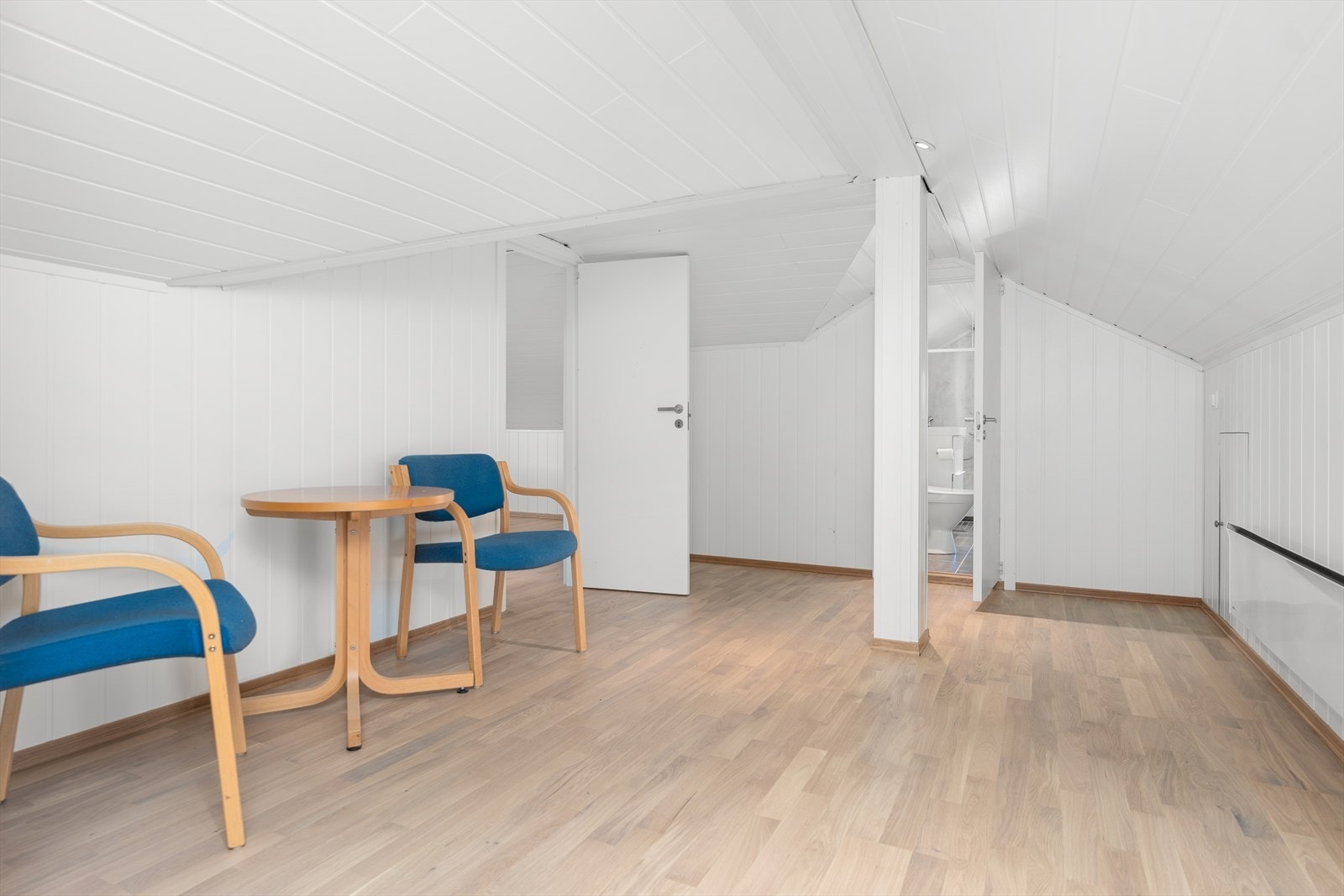 Mellom rommene på loftet er et større areal som i dag er innredet som loftstue Galleribilde