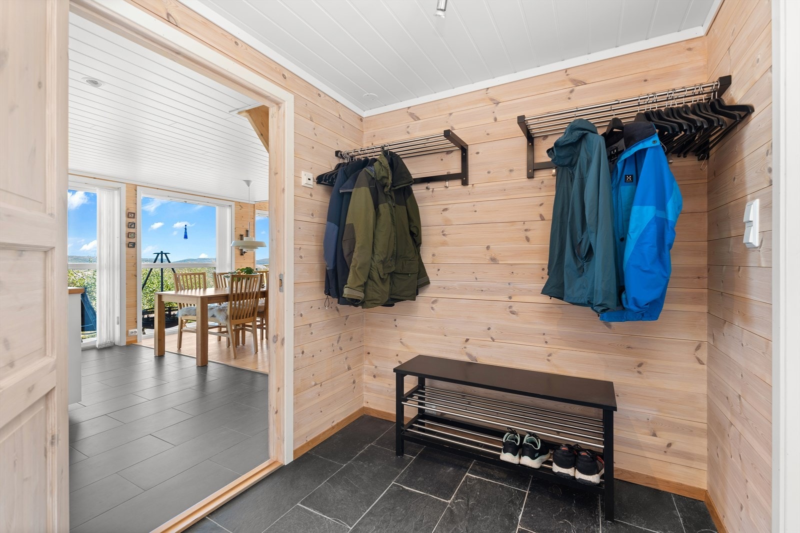 Gangen er romslig og har god plass til oppbevaring Galleribilde