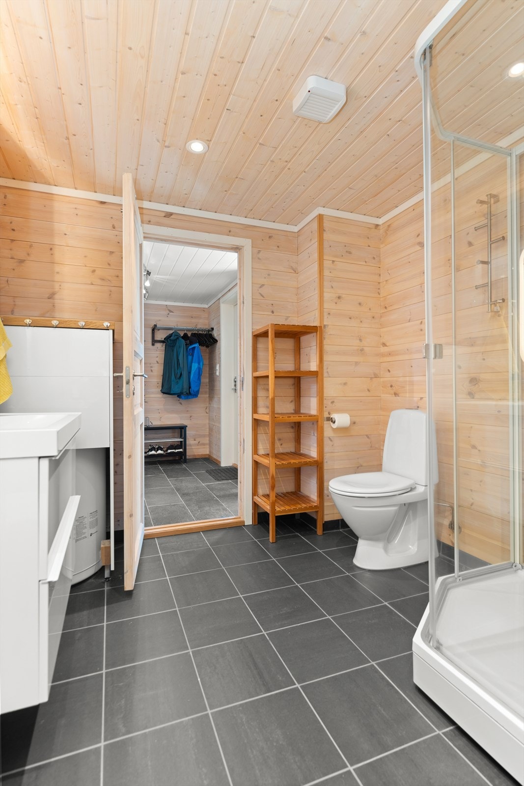 Det er inngang til badet fra både entréen og soveromsfløyen Galleribilde