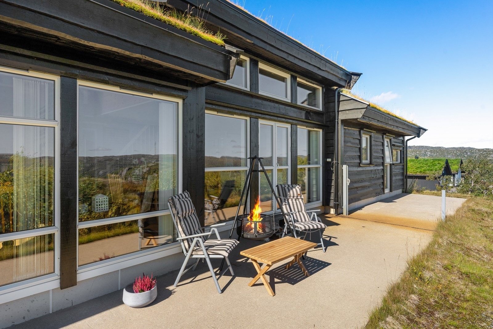 Langsgående terrasse langs hele fronten av hytten Galleribilde