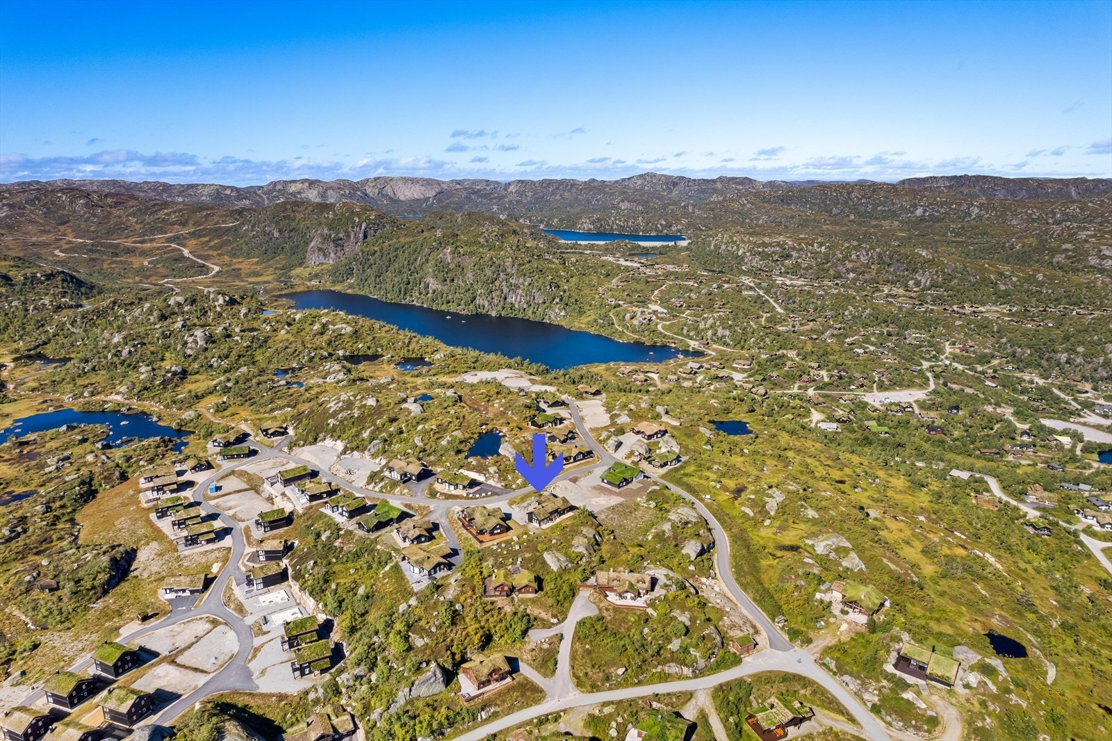 Skiløyper og turområder starter ved det lille vannet til venstre i bildet - i bakgrunnen ser vi Farvatnet og Kvernevatn Galleribilde