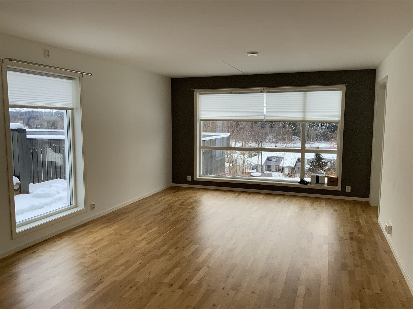 Det er god plass for både sofa og spisegruppe i leiligehetn Utgang til terrassen er ut til høyre. Galleribilde