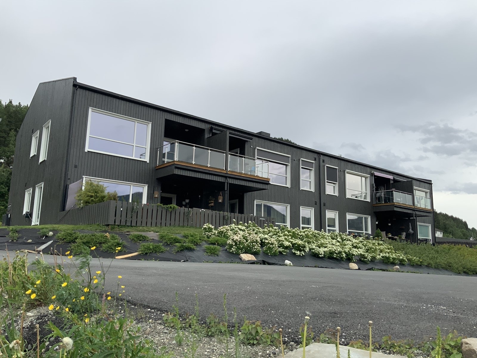 Velkommen Nedregata 29 A ! Leiligheter ligger i 1. etg lengst til høyre. Galleribilde