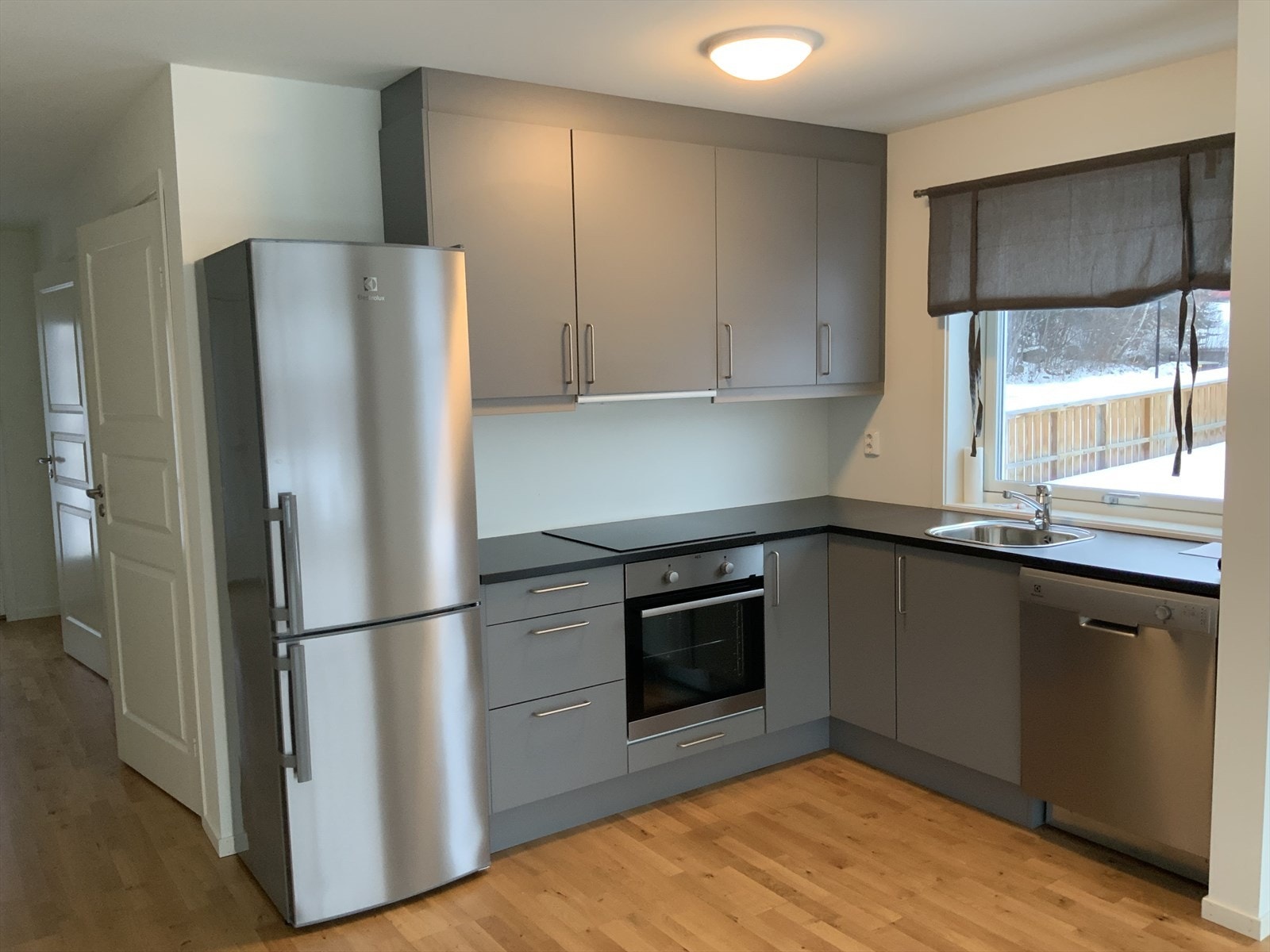 Pent kjøkken i grå utførelse fra Sigdal. Hvitevarer medfølge. Galleribilde