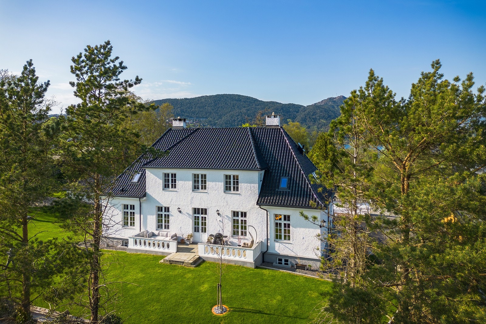 Velkommen til Hopsnesvegen 40, en nydelig klassisk villa med gjennomgående gode kvaliteter. Galleribilde
