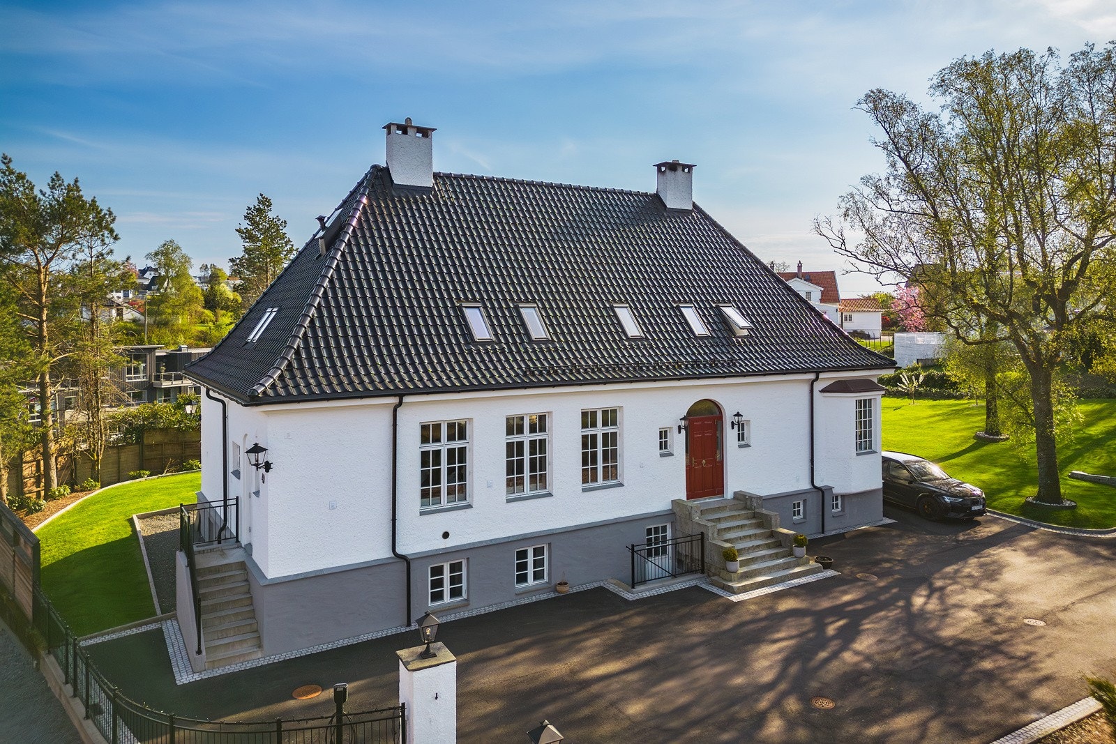 Eiendommen ligger skjermet til på en høyde med utsikt over egen eiendom mot nærområde. Galleribilde