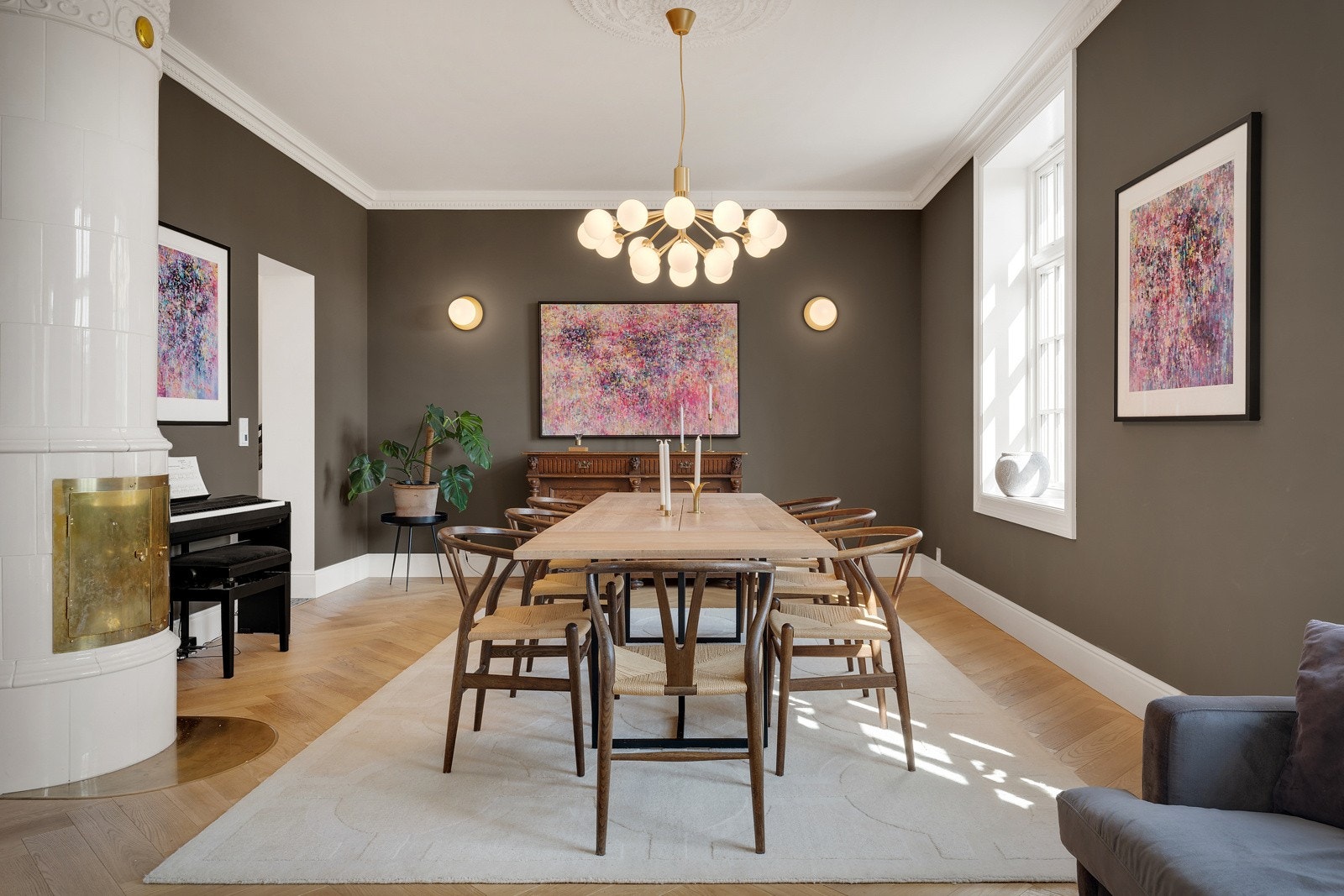 Huset har en romslig spisestue på rundt 30 kvadratmeter som inviterer til selskapelighet og lange middager i godt selskap. Galleribilde