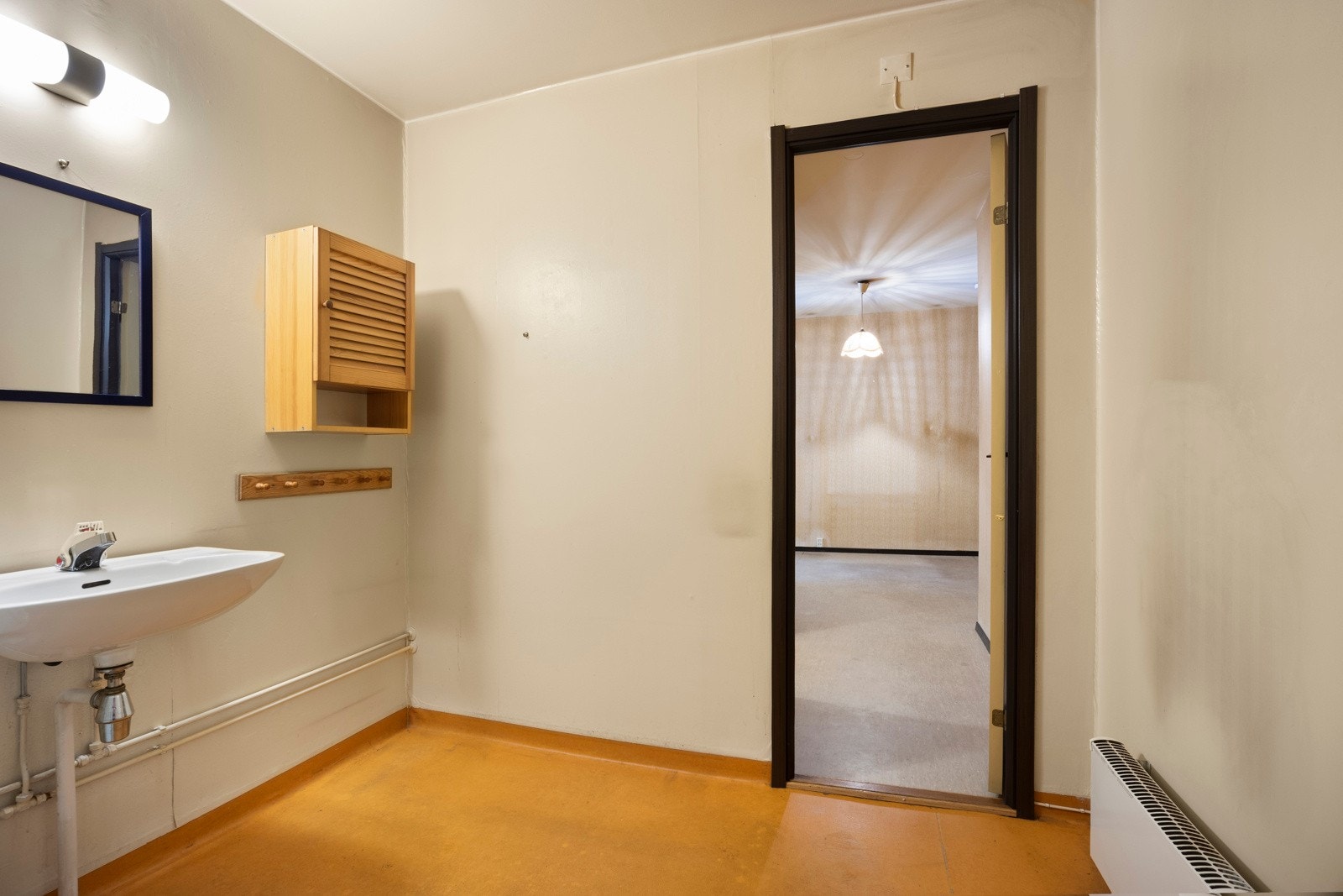 Dagens innredning består av dusjkabinett, servant med togreps blandebatteri og opplegg for vaskemaskin. Galleribilde