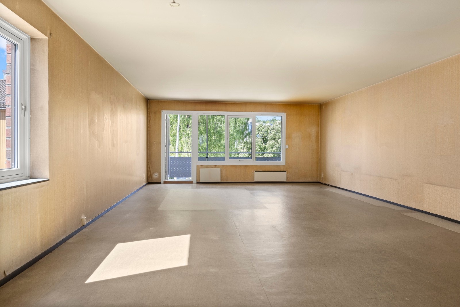 Stor og lys stue med god plass til både sofagruppe og spisestue. Galleribilde