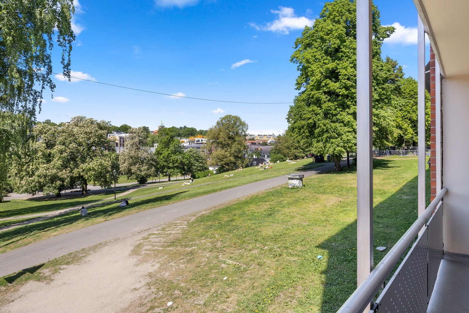 Balkongen byr på hyggelig grønt utsyn. Galleribilde