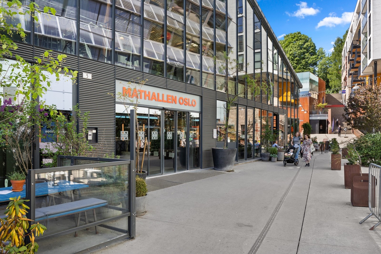 På andre siden av Akerselva finner man Vulkan, som har Mathallen som en populær attraksjon med spennende råvarer og serveringssteder. Galleribilde