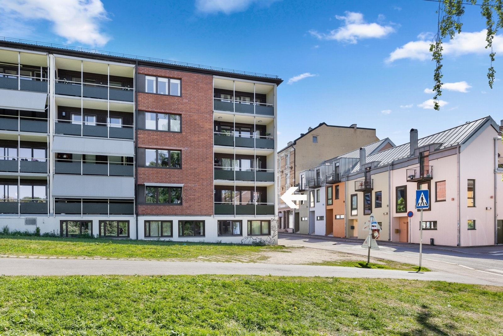 Leiligheten ligger i en boligblokk fra 1981. Galleribilde