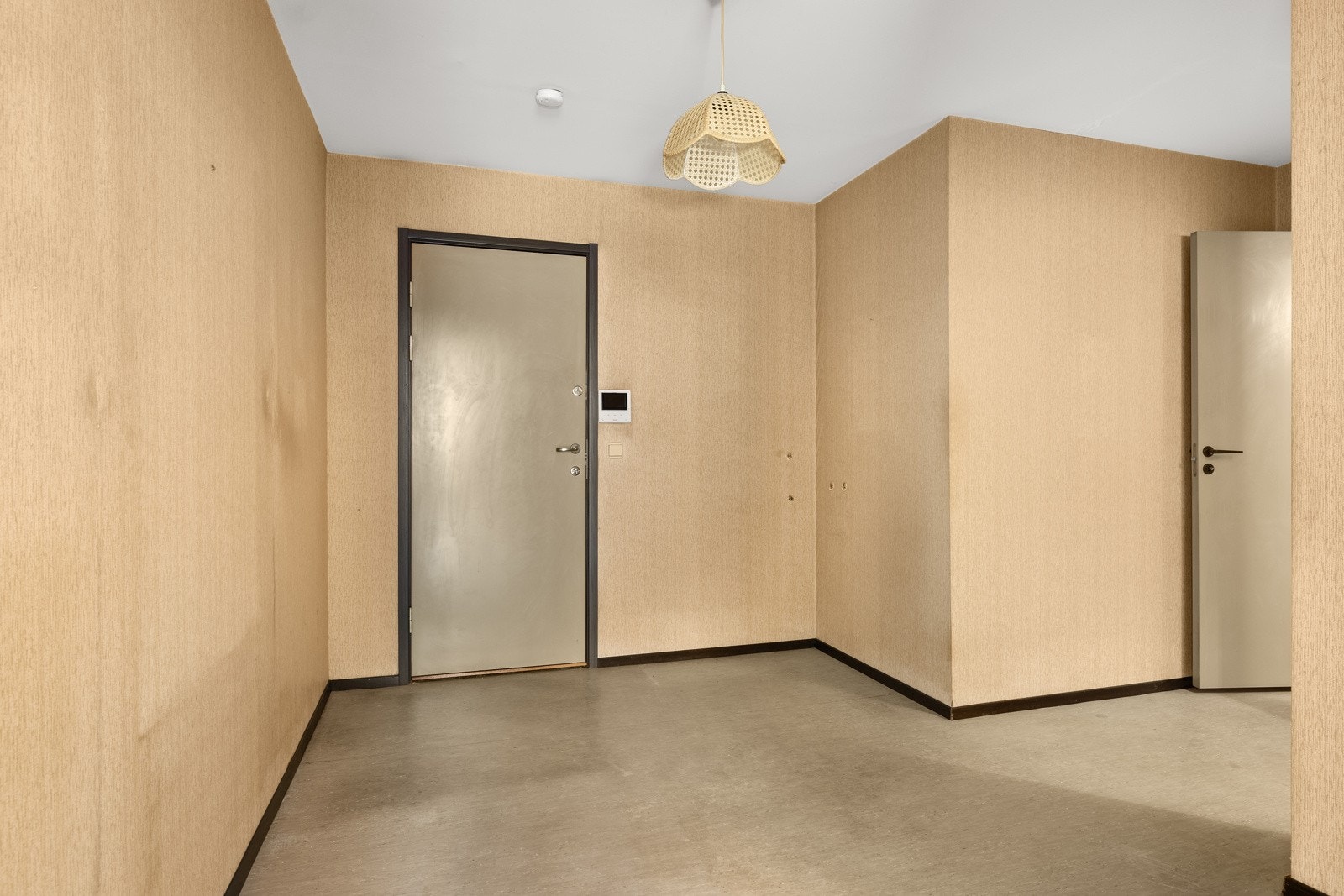 Romslig entré med god plass til å henge fra seg yttertøy og sette fra seg sko. Galleribilde