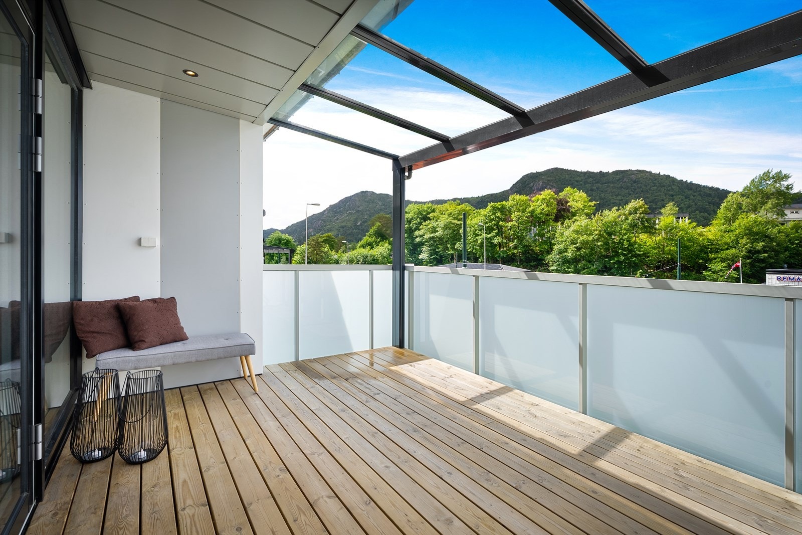 14 kvm. solrik altan med utsikt mot Lyderhorn, Ørnefjellet og nærområdene. Galleribilde