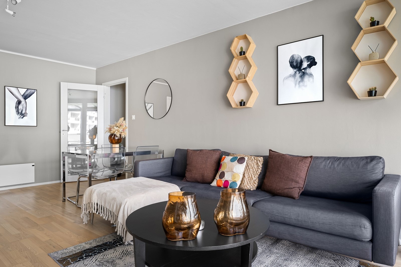 Kort gangavstand til buss, butikk, skole, barnehager, Lyngbø idrettspark og Laksevåghallen Galleribilde