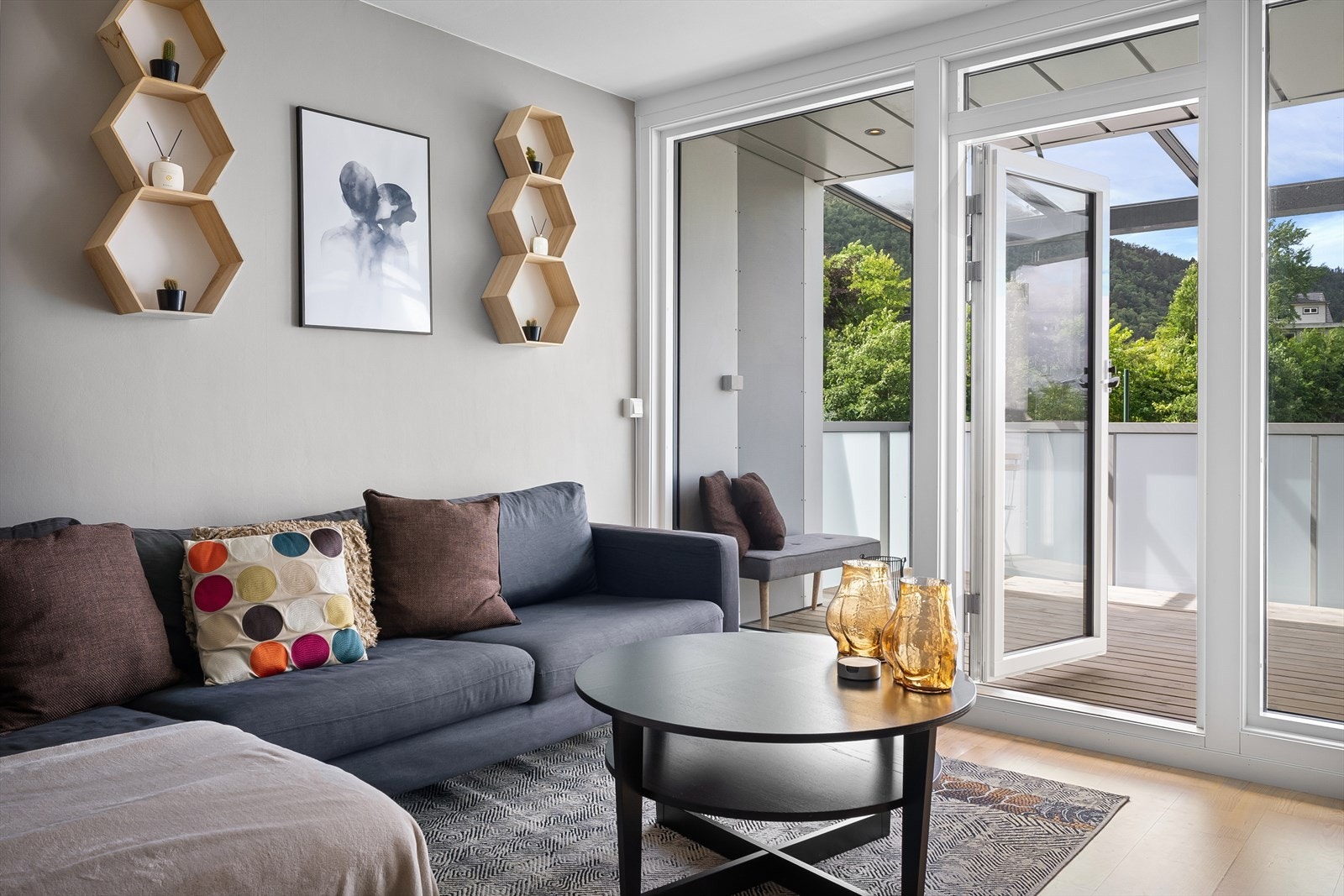 Flott altan med terrassebord, pent rekkverk og glasstak Galleribilde