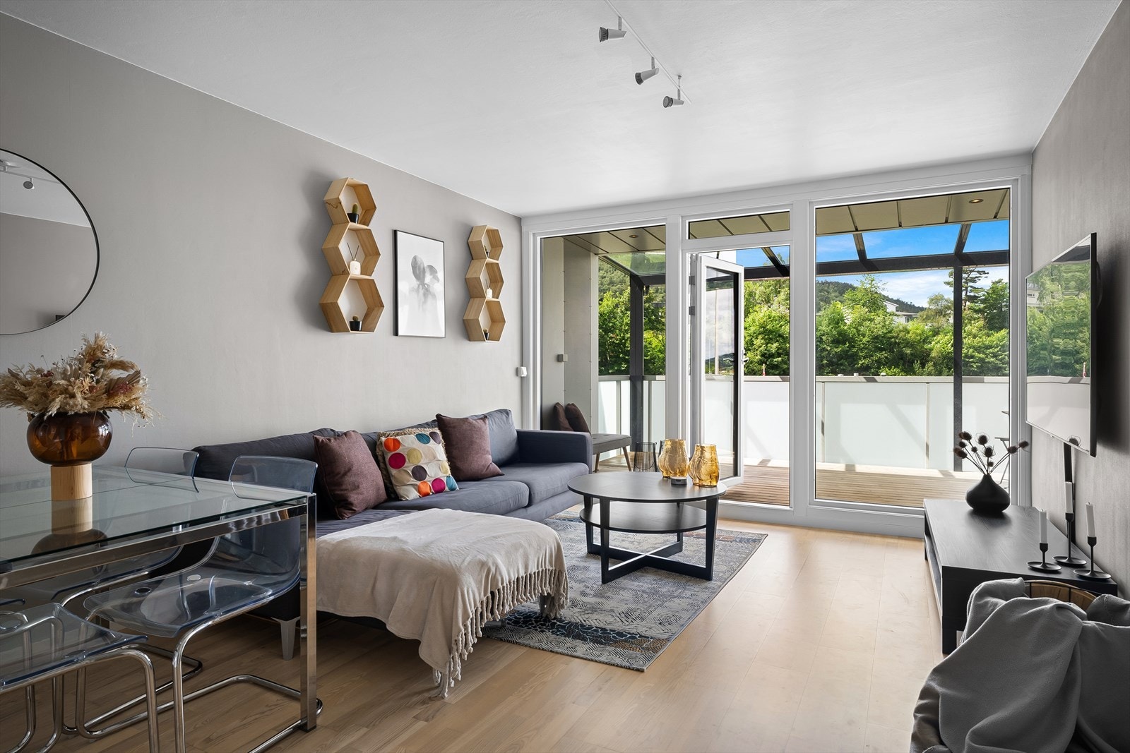 22 kvm. stue med parkettgulv og utgang til 14 kvm. solrik altan. Galleribilde