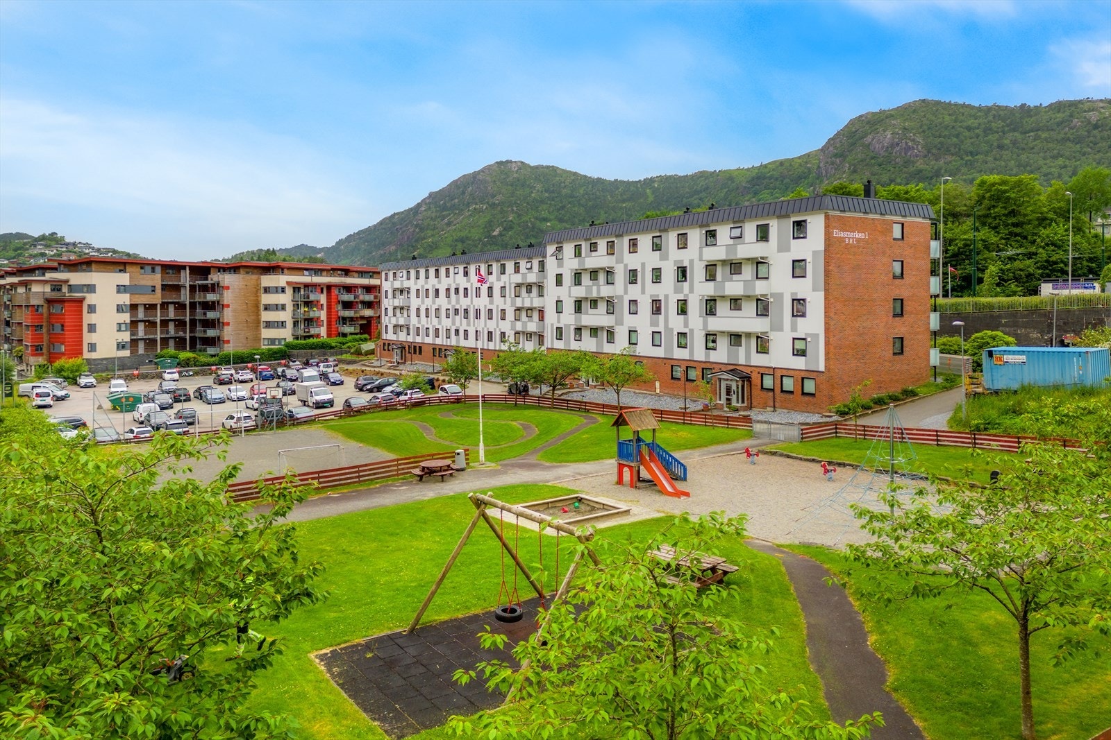 Flott 4-roms toppleilighet med 14 kvm. solrik altan Galleribilde