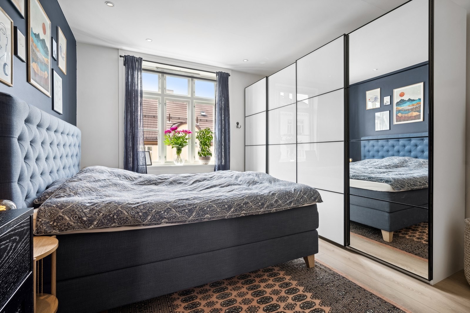 Meget romslig soverom med stor skyvedørsgarderobe. Galleribilde