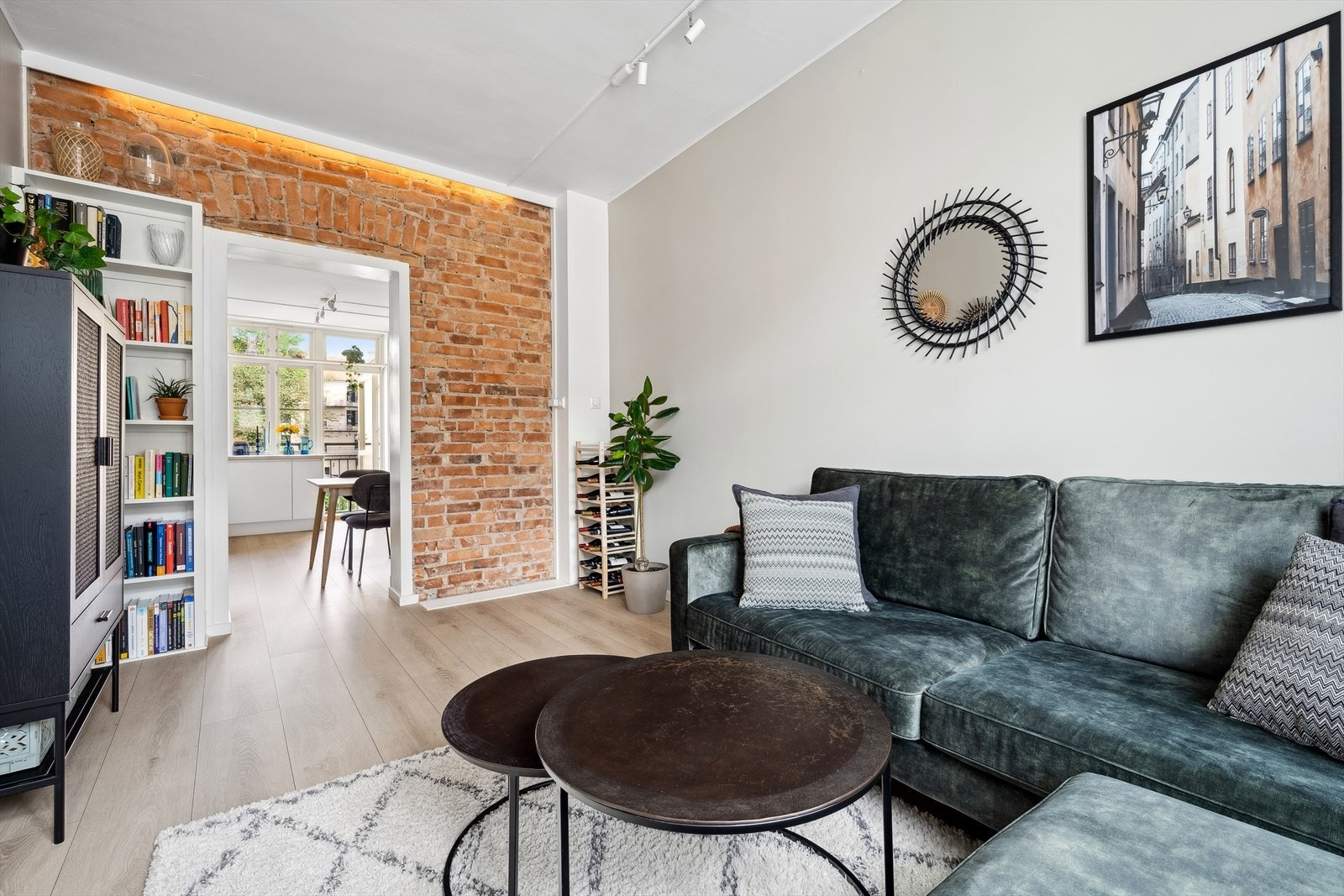 Den originale teglsteinsveggen er hentet frem og belyst med lyslist. Plassbygget bokhylle. Galleribilde