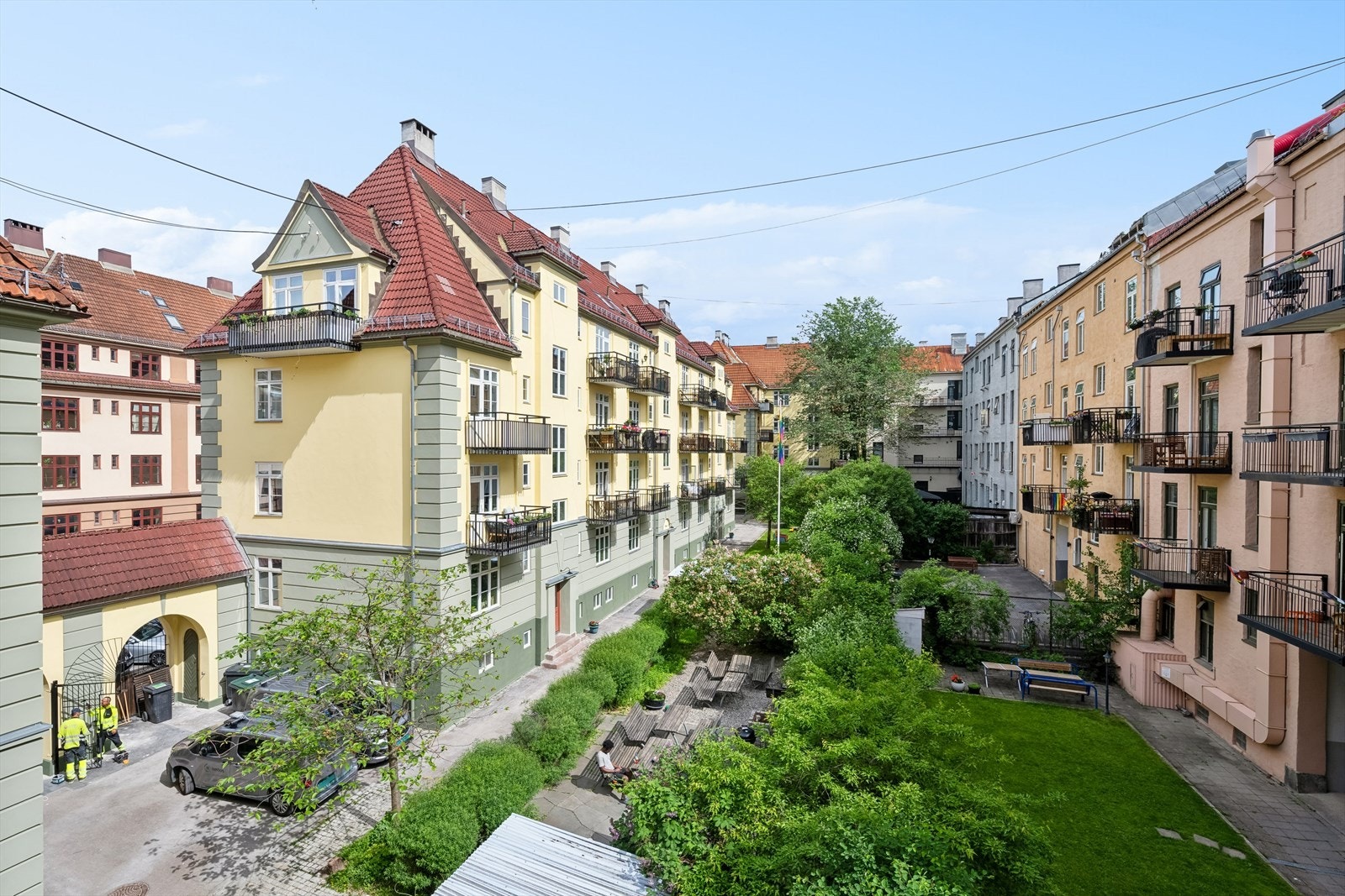 Boligen har en perfekt lokasjon i borettslaget med flott utsyn mot bakgården. Galleribilde