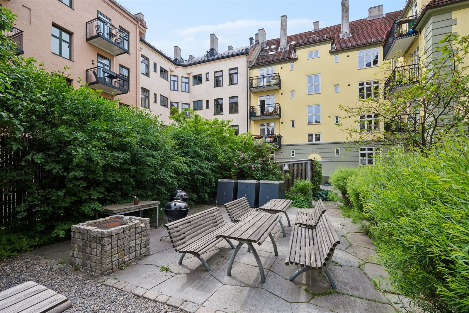 Borettslaget har en idyllisk bakgård som er opparbeidet med gangveier, sittegrupper, griller, sykkelboder, lekestativ, gressplen og annen fin beplantning. Galleribilde