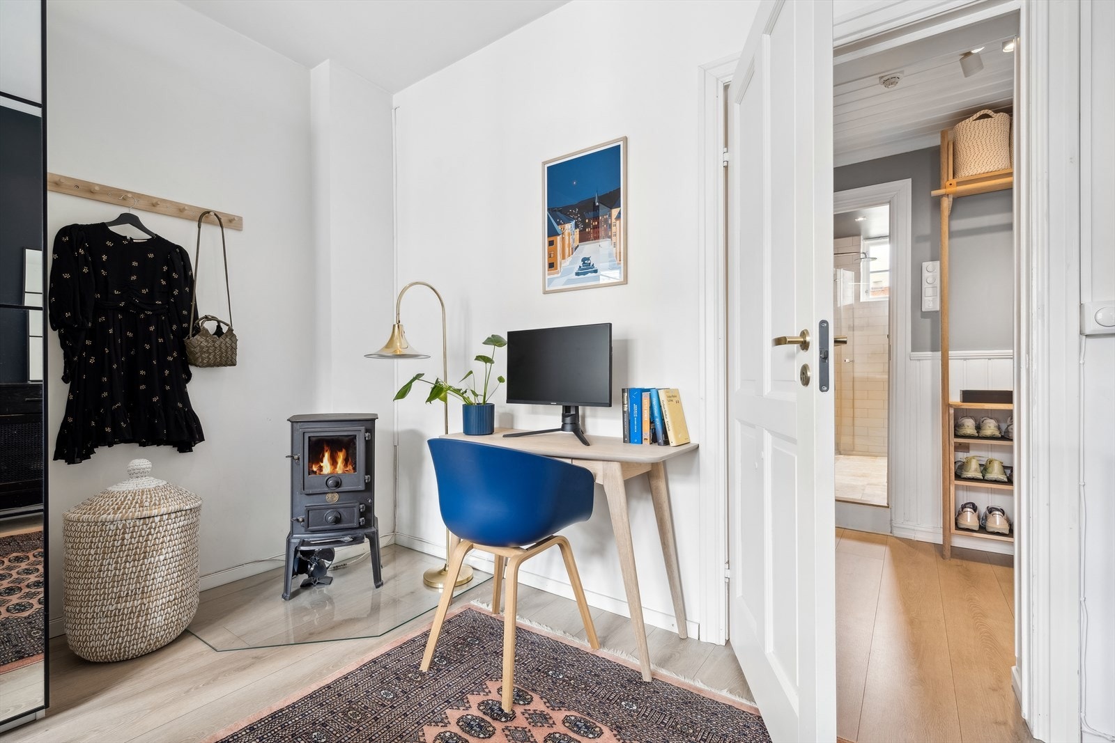 Soverommet har vedovn, og plass til kontorpult. Galleribilde