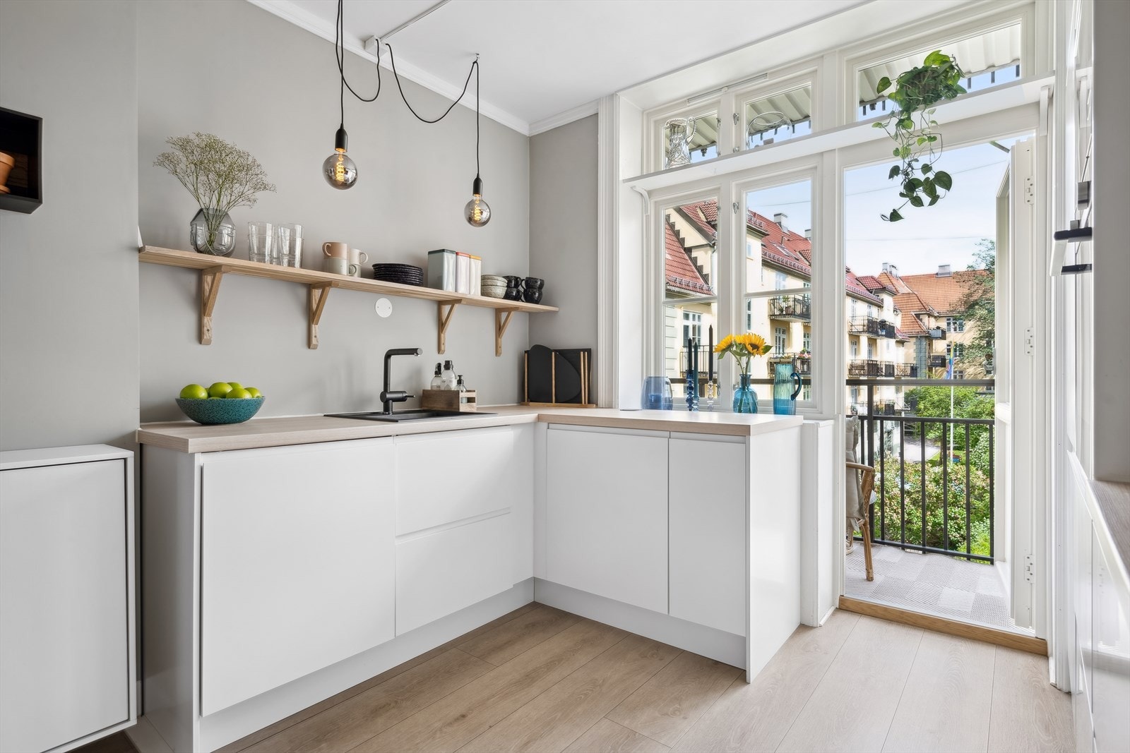 Kjøkkenet er velutstyrt med integrerte hvitevarer: Stekeovn, induksjonstopp, microbølgeovn, oppvaskmaskin, kjøl- og fryseskap. Galleribilde