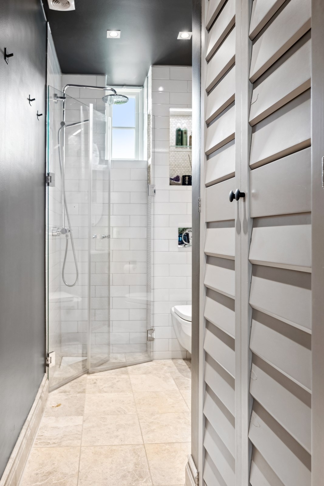 I skapet er det opplegg, og plass til vaskemaskin og tørketrommel. Galleribilde