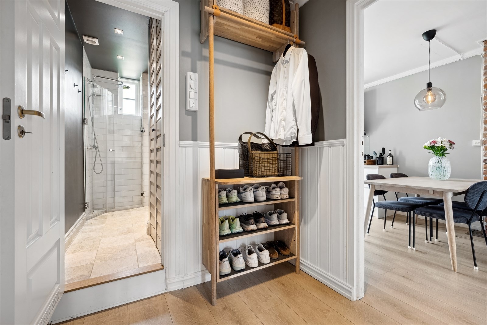 Hyggelig entré med plass til oppbevaringsmøbel. Galleribilde