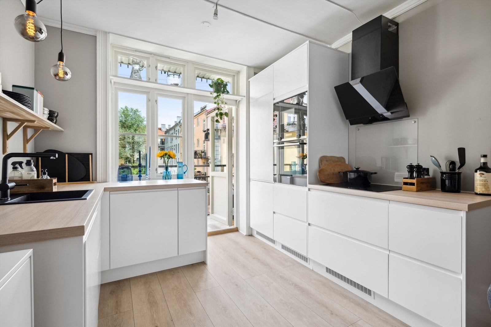 Leiligheten har en et lekkert og tidløst kjøkken fra 2021. Galleribilde