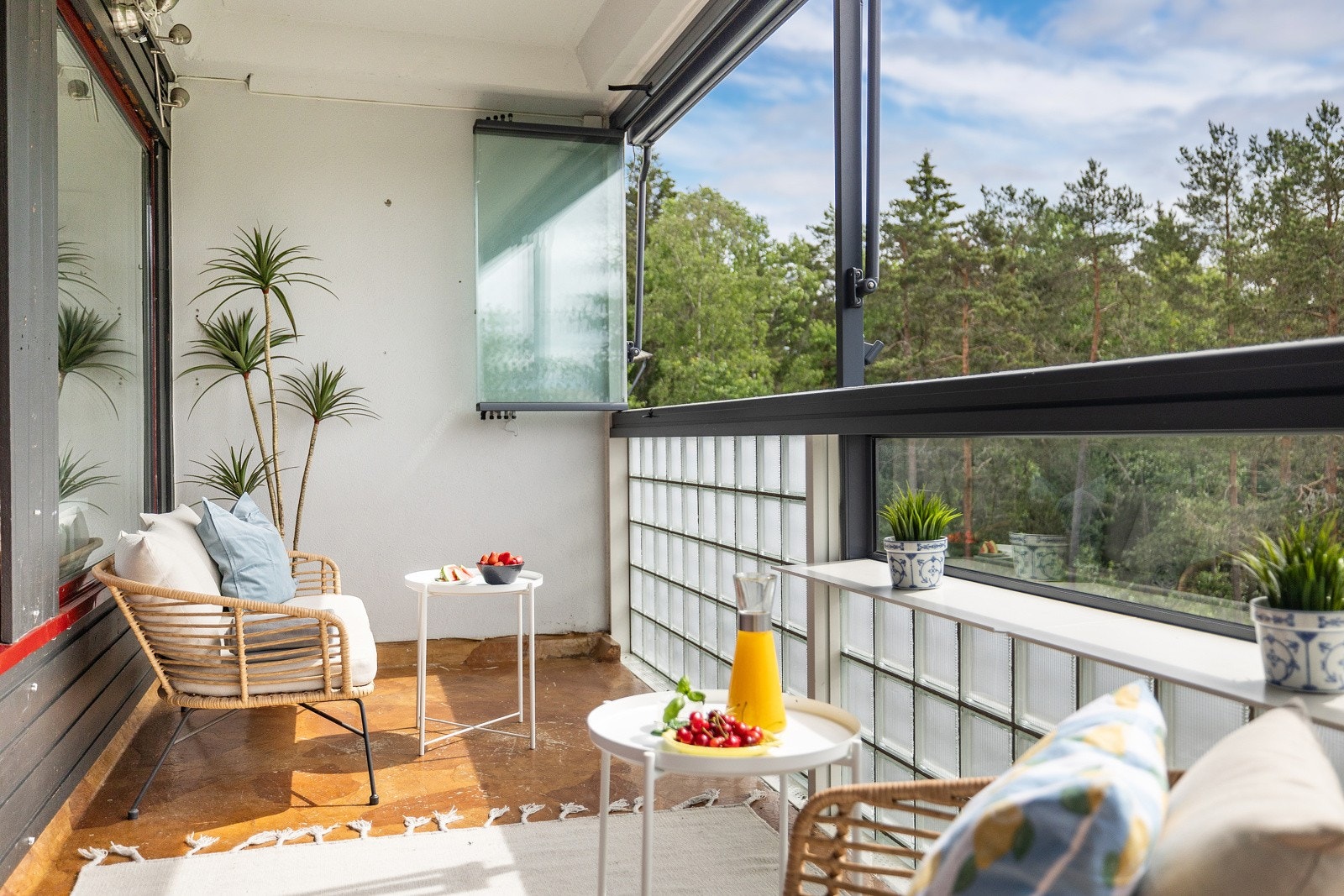 Balkongen blir et fint samlingspunkt for familien på de varme sommerdagene vi har i vente! Galleribilde