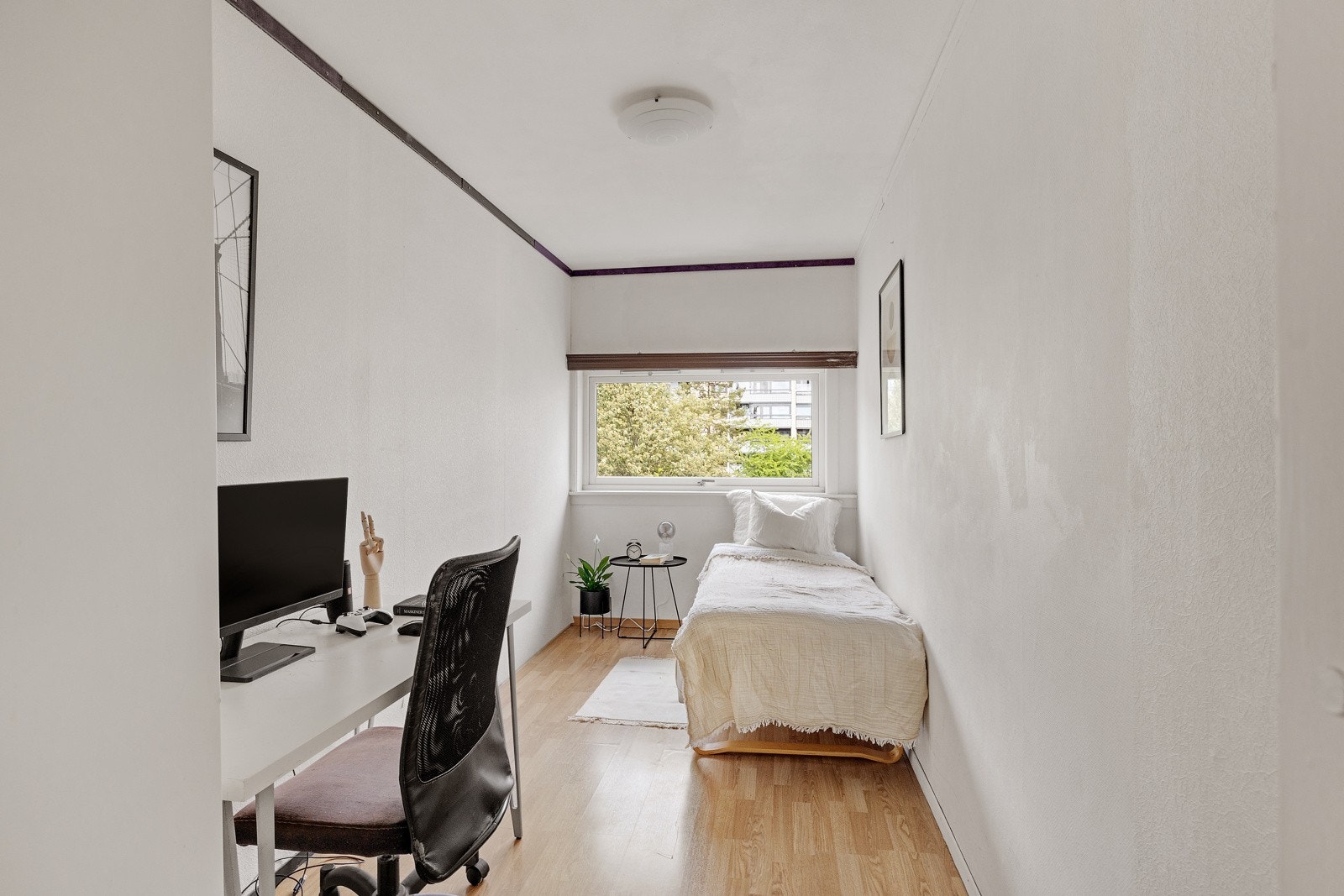 Det siste soverommet har plass til enkeltseng, nattbord og garderobeskap Galleribilde