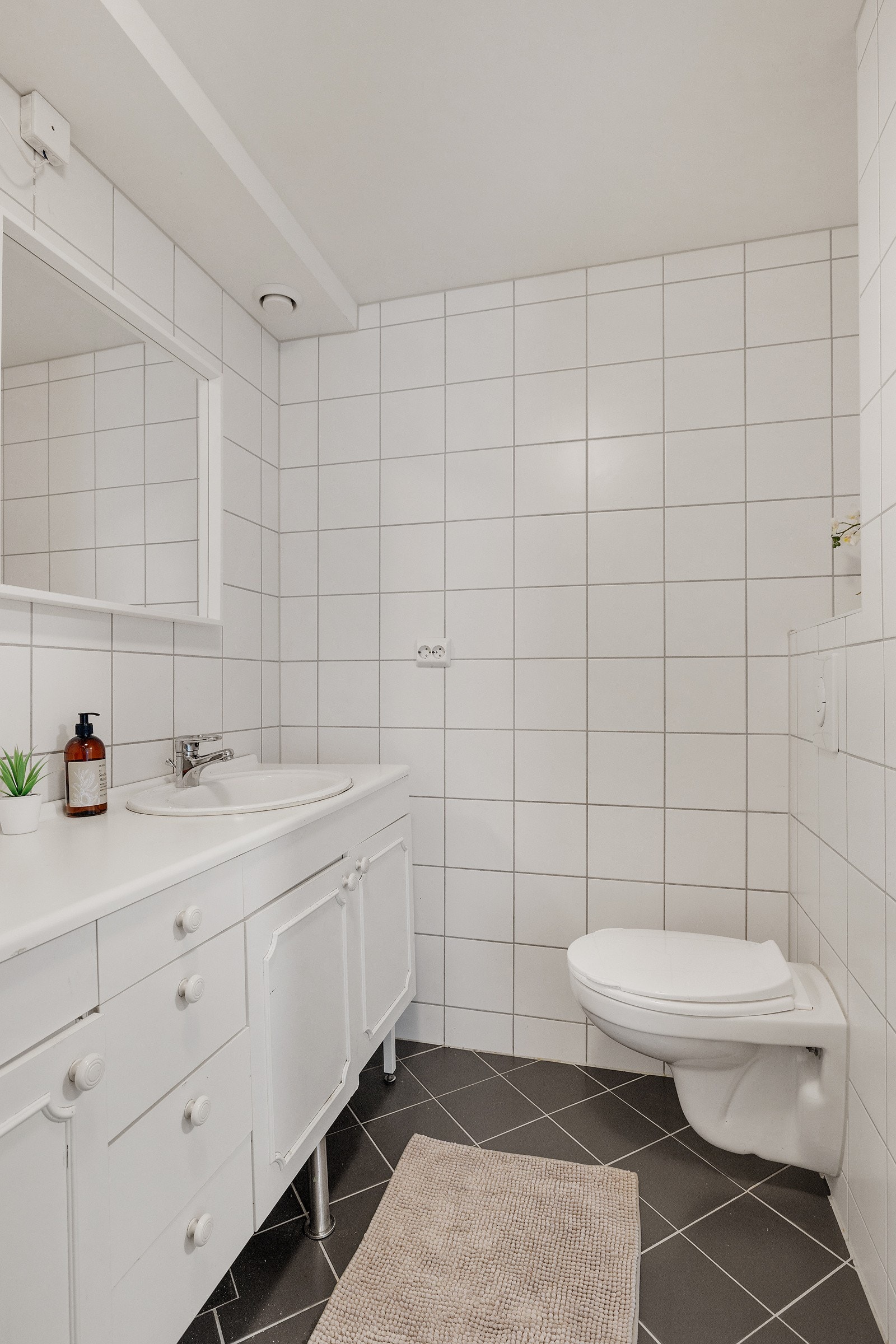 Det er en naturlig inndeling av badet som gir god plass Galleribilde