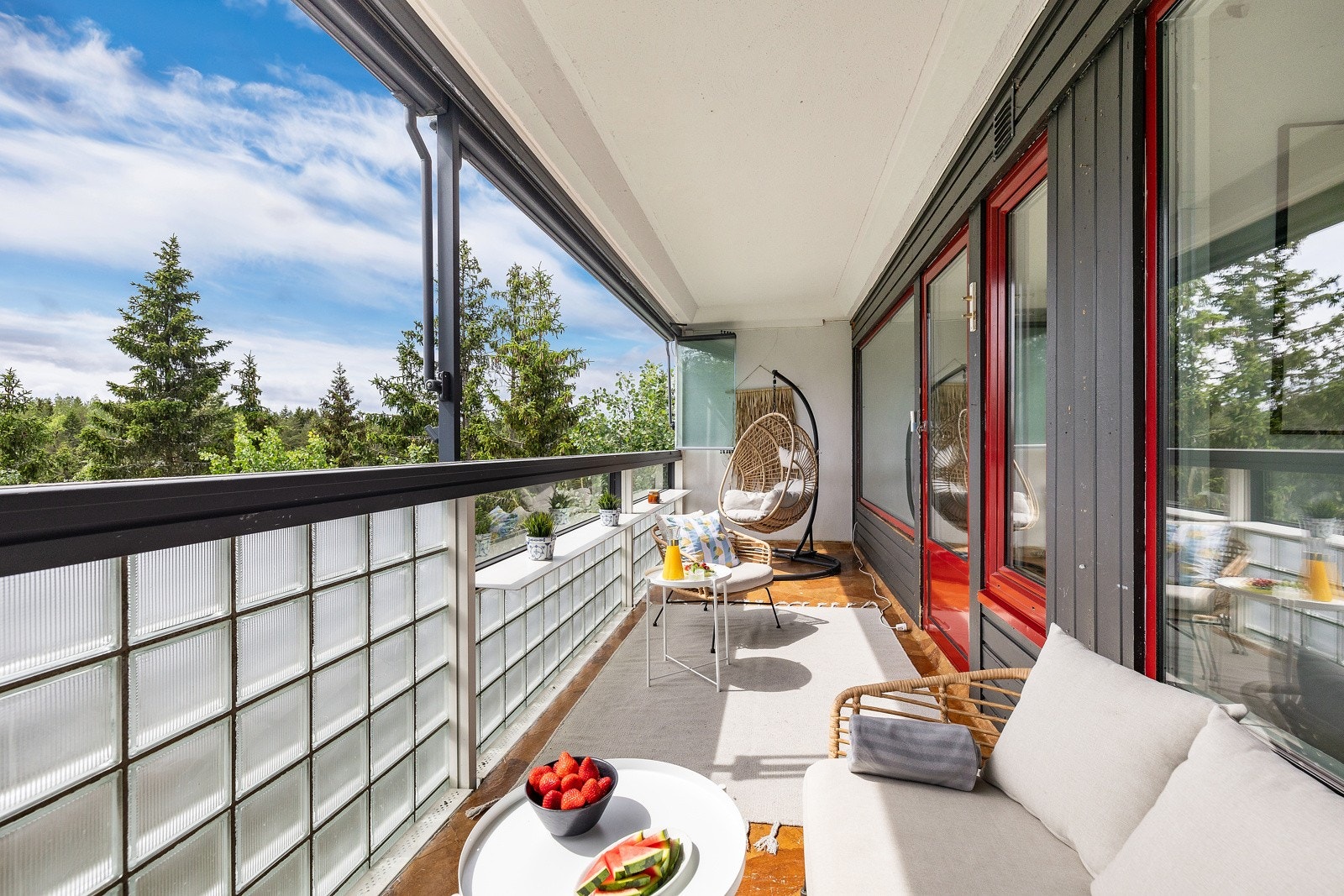 Det er fint å kombinere balkongen med sittegruppe, solseng, grill etc. for å utnytte plassen på best mulig vis Galleribilde
