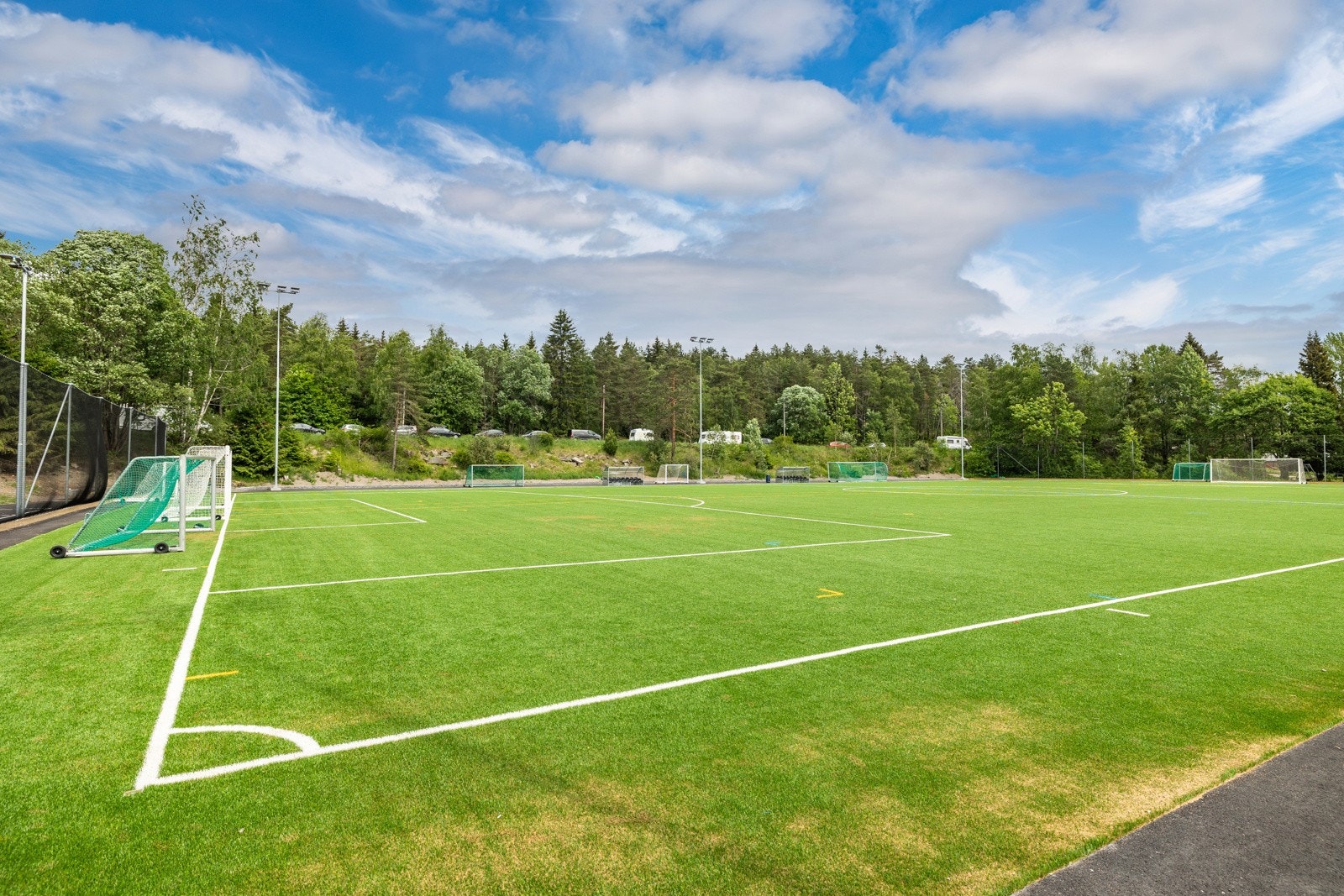 Svarttjern ligger kun få minutter unna leiligheten med blant annet fotballbane, skøytebane, treningssenter og svømmehall. Galleribilde