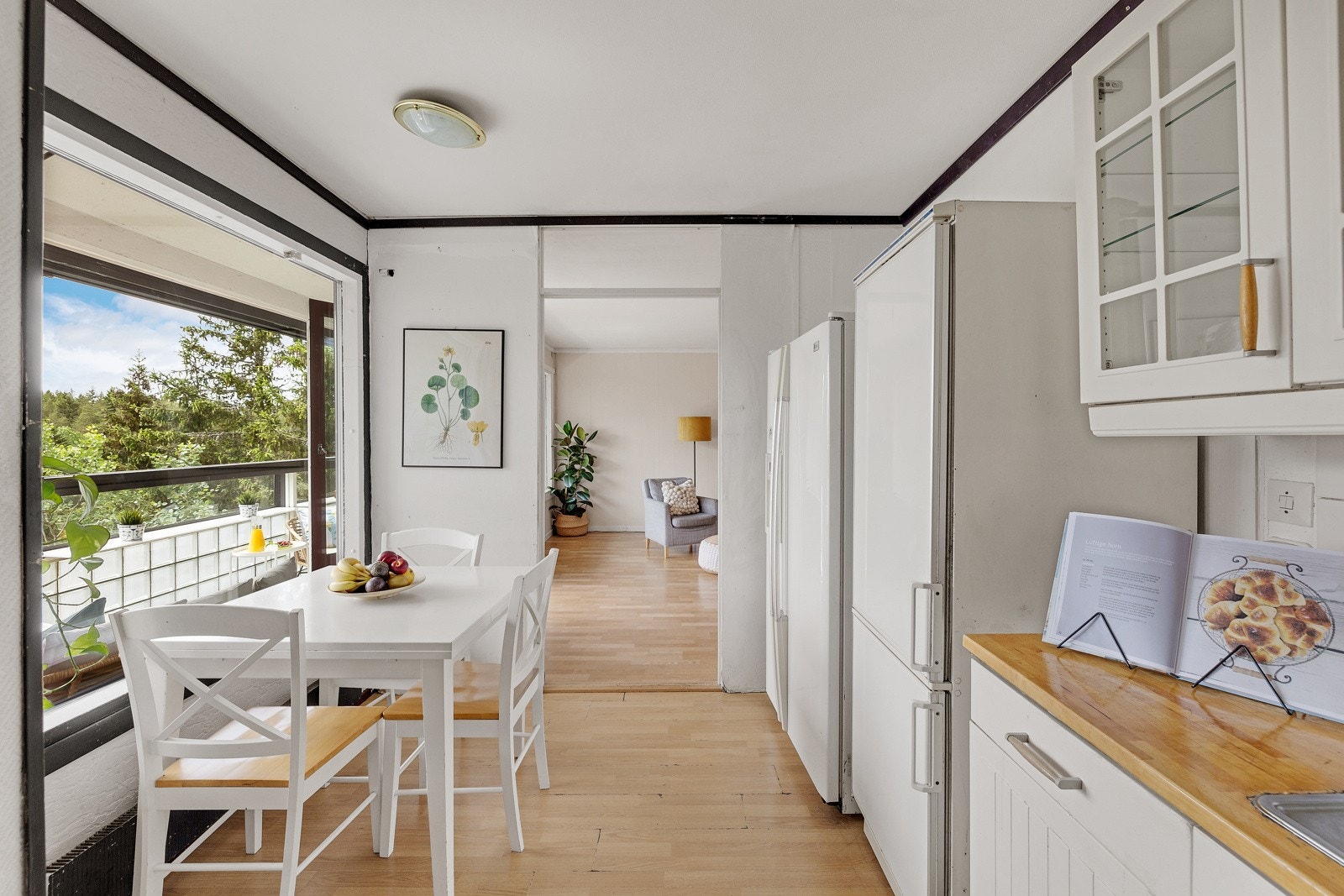 Kjøkkenet kan innredes med spisegruppe for å samle familien til hyggelige måltider Galleribilde