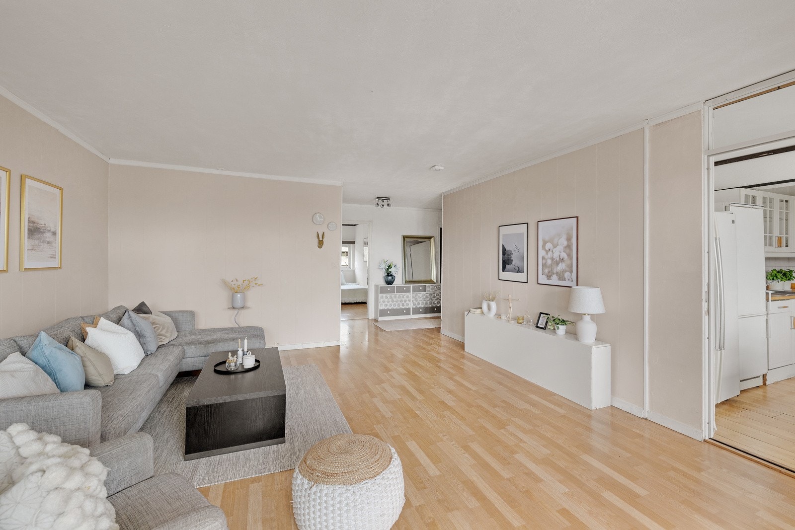 Det er mulighet for å innrede med stor sofagruppe med tilhørende sofabord og medievegg Galleribilde