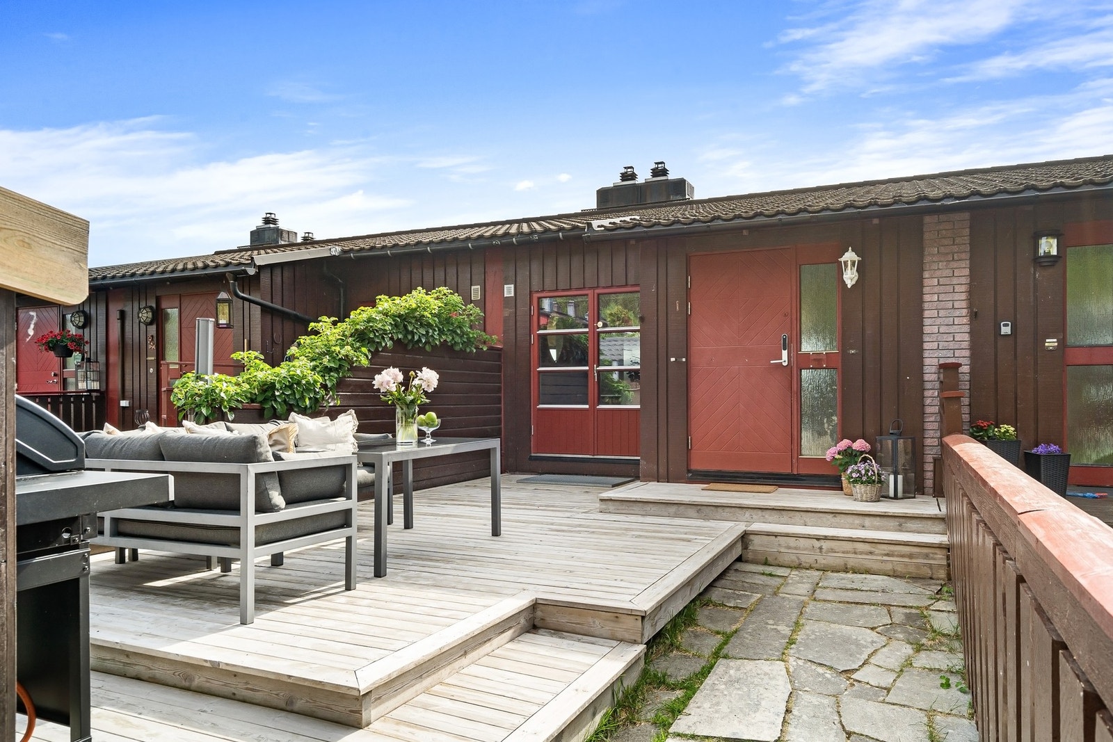 Boligen har en svært attraktiv beliggenhet i et rolig og familievennlig boligområde. Galleribilde