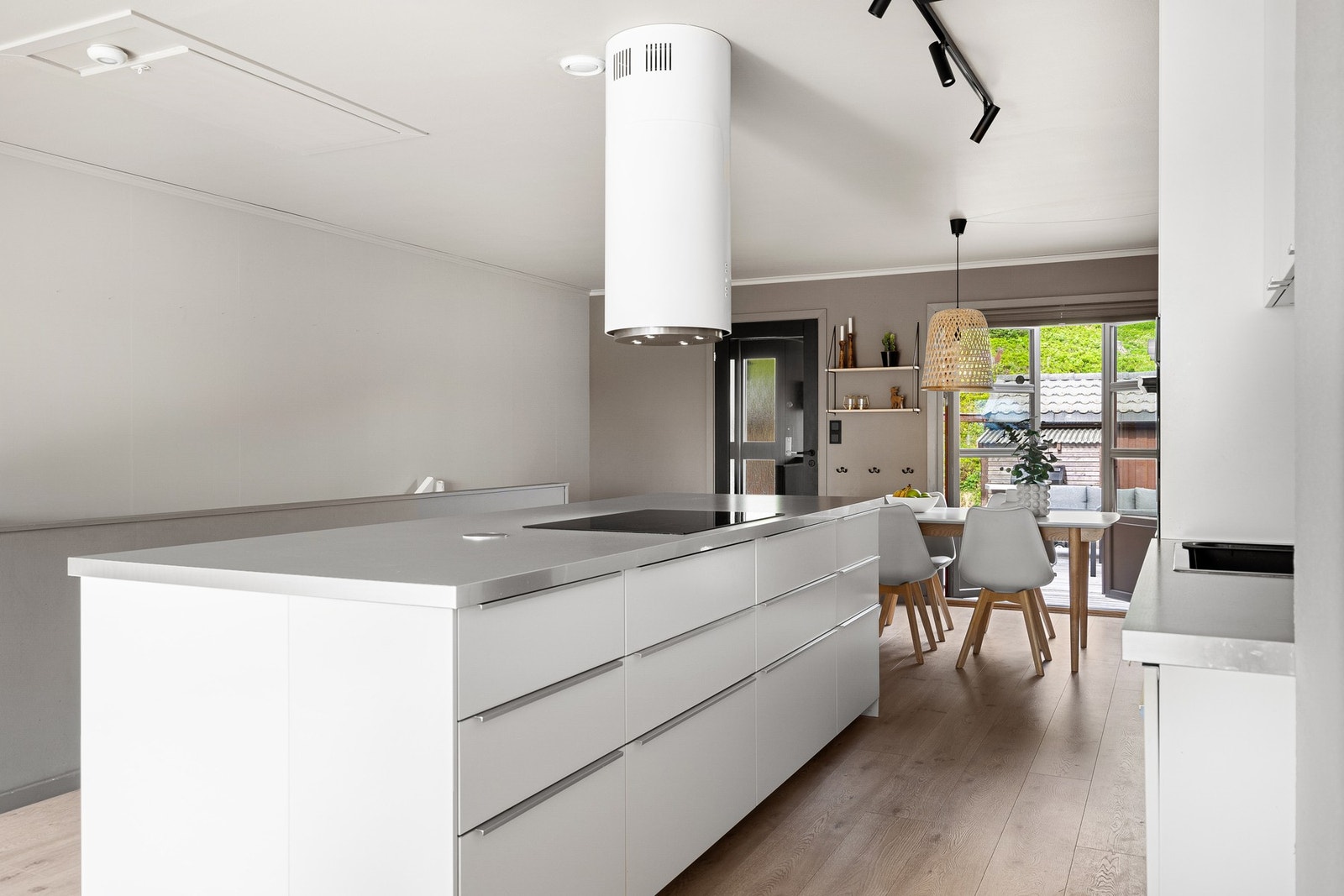 Boligen har gjennomgående moderne farge- og materialvalg. Galleribilde