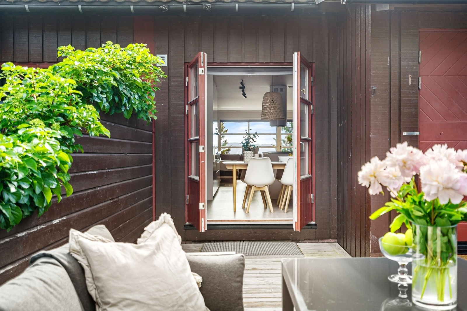 Fra kjøkkenet er det utgang til terrasse. Galleribilde