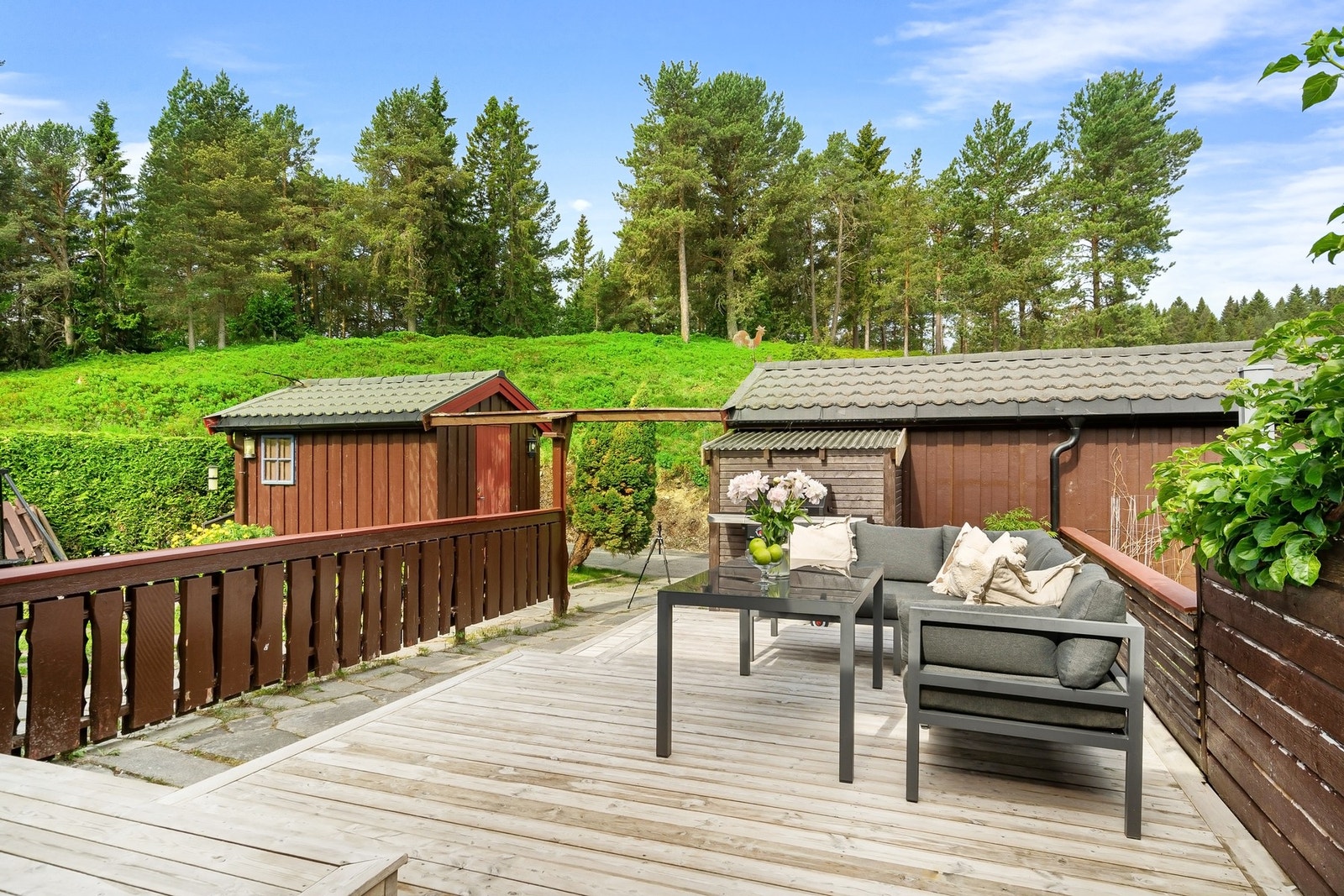 Romslig terrasse med gode solforhold og skjermet for innsyn. Galleribilde