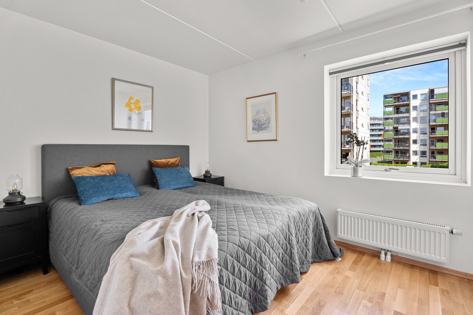 Romslig og delikat hovedsoverom. Galleribilde