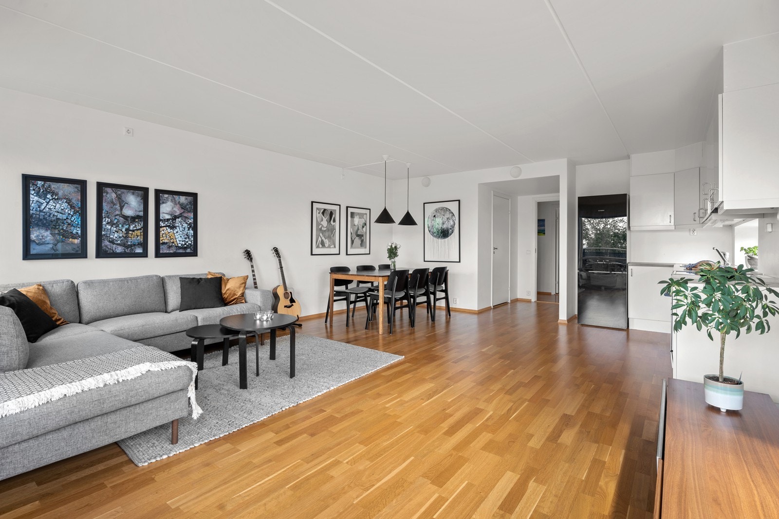 Stuen er meget romslig, noe som gir god plass til både en spise- og sittegruppe. Galleribilde