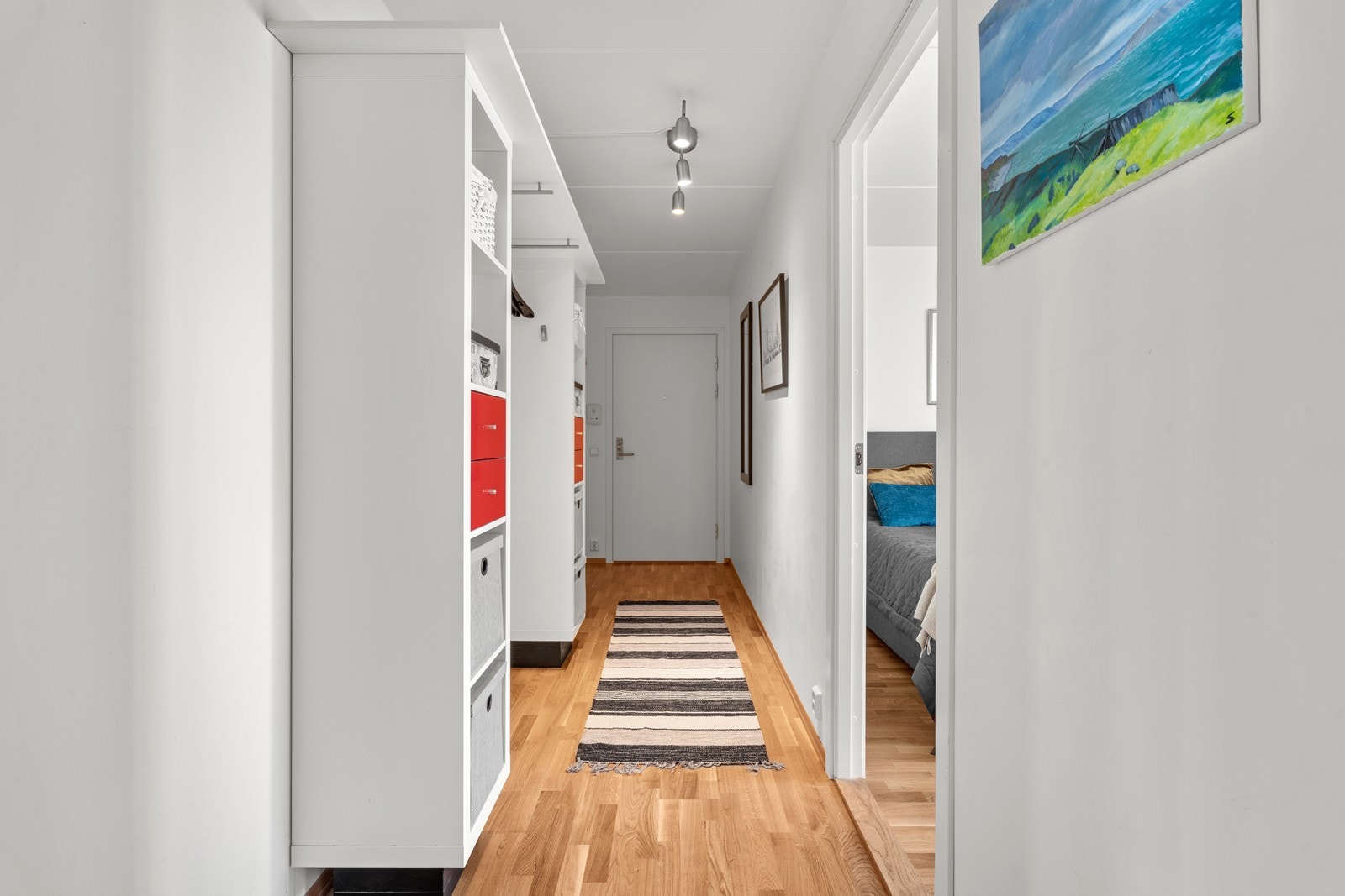 Romslig entré med god plass til å henge opp jakker og sette fra seg sko. Galleribilde