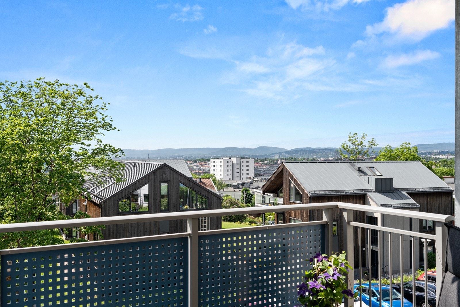 Fra balkongen har du en unik utsikt utover byen. Her kan man nyte flotte sommerkvelder. Galleribilde