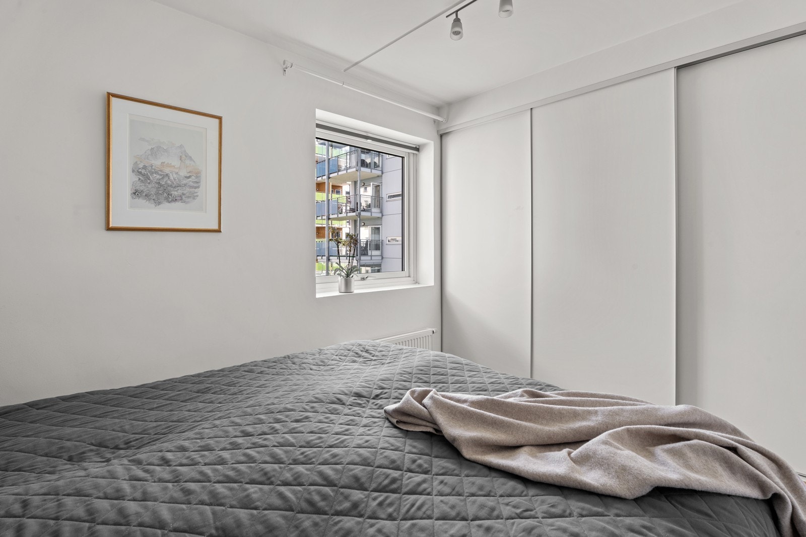 Vindusflaten gir god med dagslys til rommet. Praktisk skyvedørsgarderobe, som gir rikelig med ekstra lagring. Galleribilde